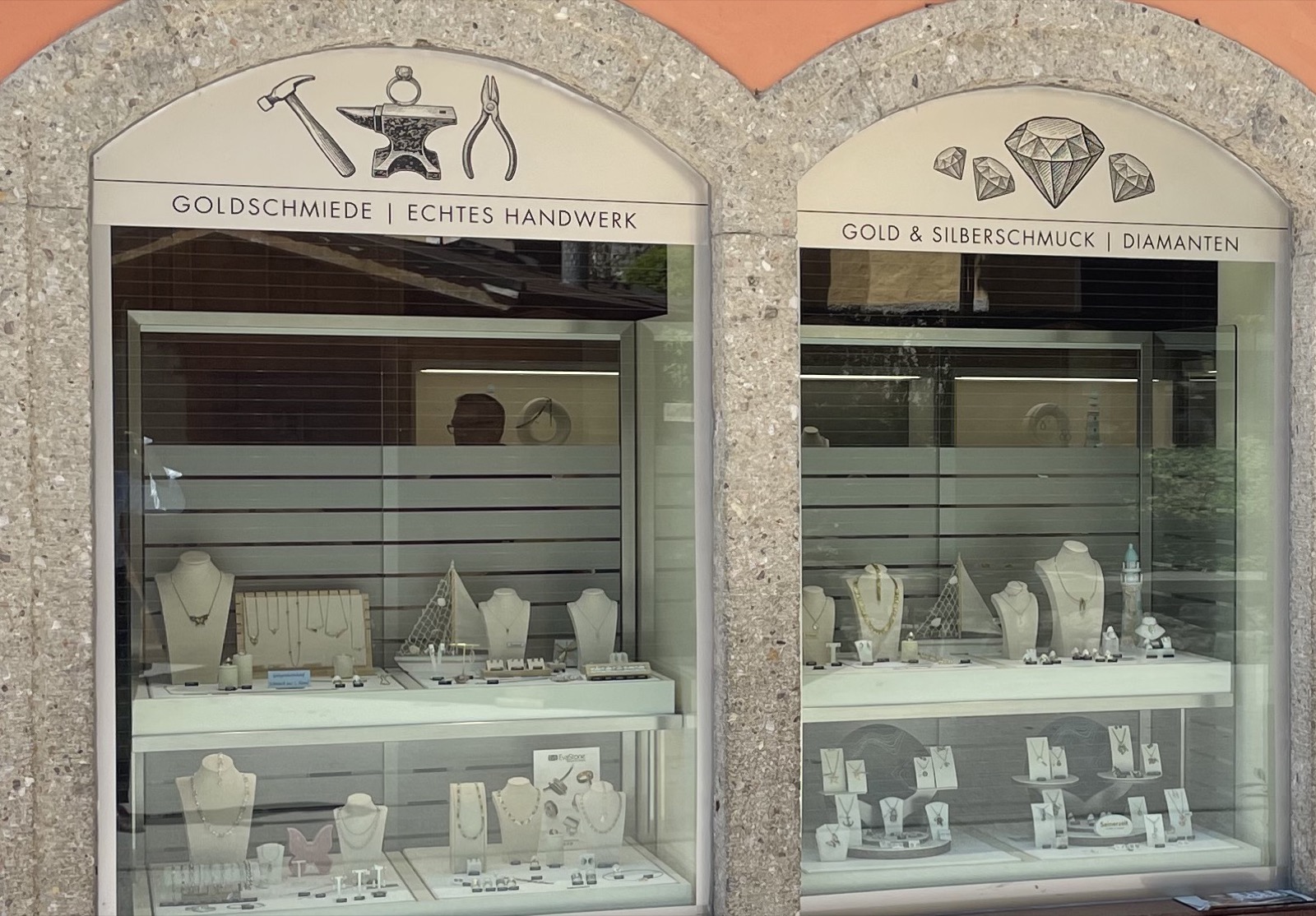 Die beiden Schaufenster mit Auslage, darüber die Schilder Goldschmiede – Echtes Handwerk und Gold & Silberschmuck – Diamanten