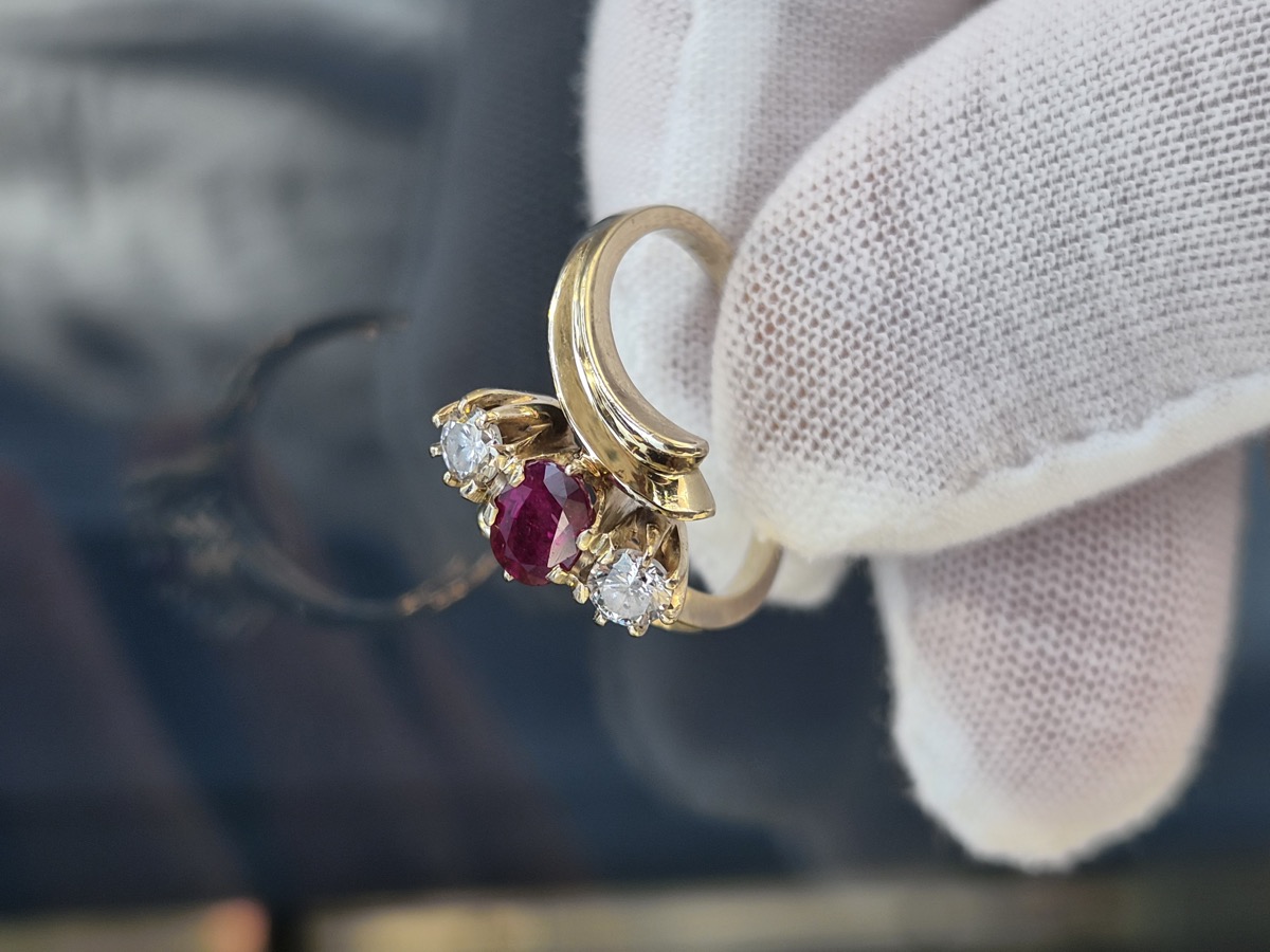 Goldring mit Rubin und Brillanten