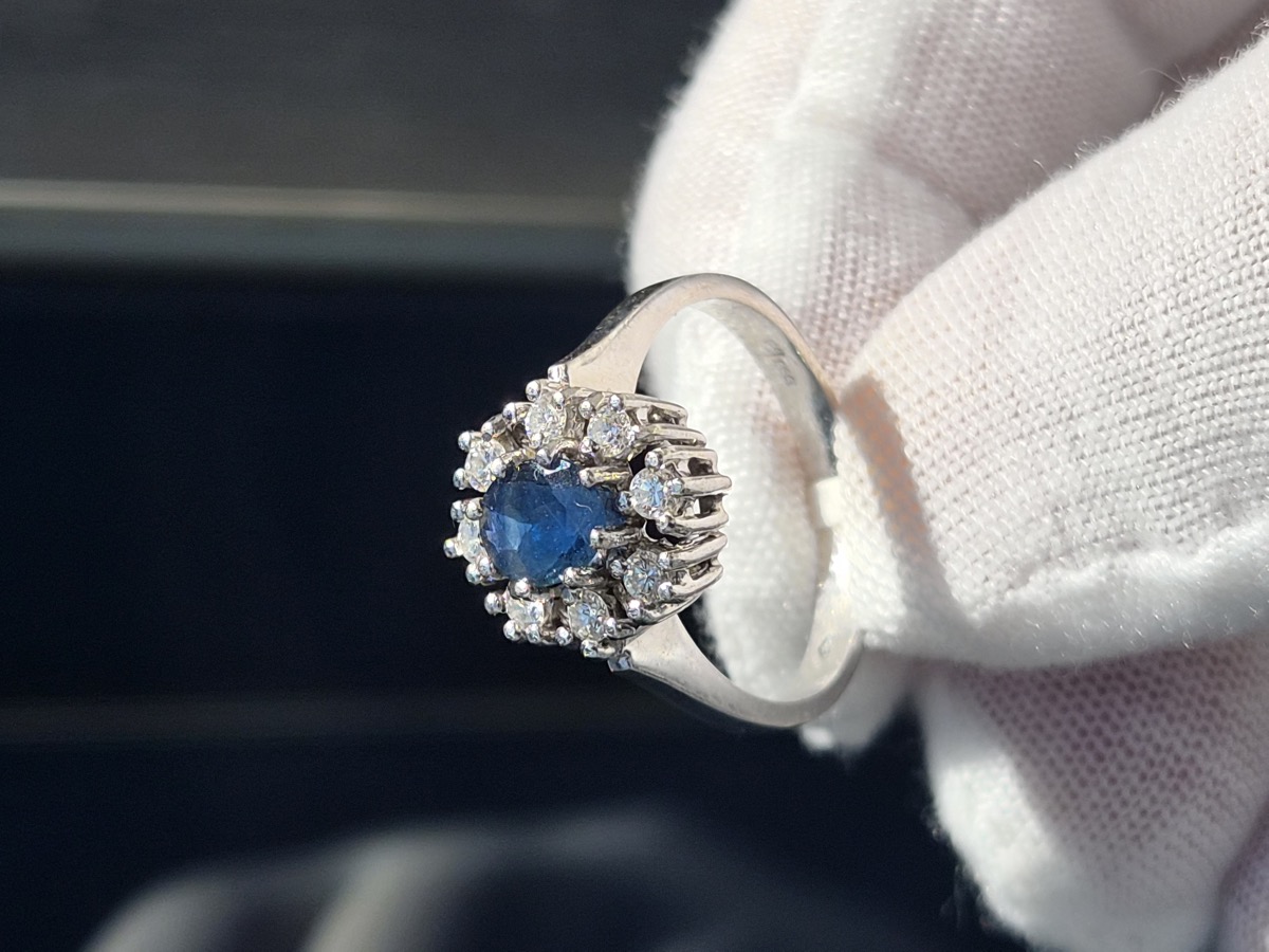 Weissgoldring mit Saphir und Brillantkranz