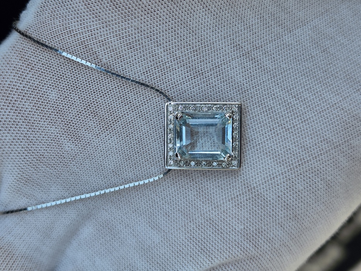 Anhänger mit Aquamarin und Diamanten